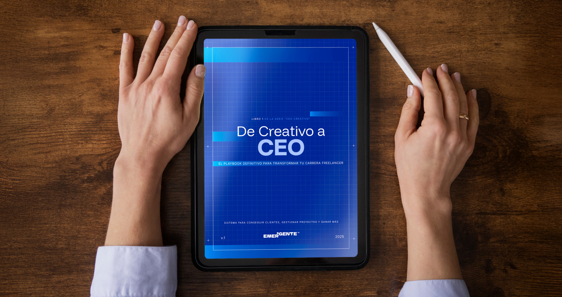 Portada del Playbook 'De Creativo a CEO' mostrada en una tablet.